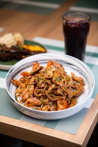 Tallarín Saltado de Pollo